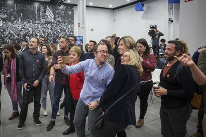 Militants del PSC celebren els resultats de les eleccions.