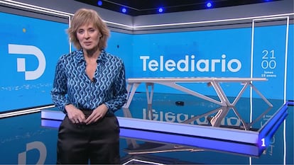 La periodista Marta Carazo, el primer día que presentó 'Telediario 2'.