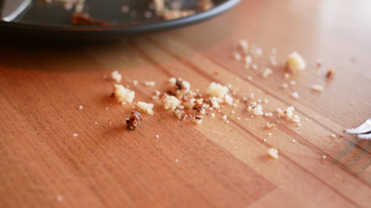 El producto que ayuda a recoger migas y restos de la mesa en segundos