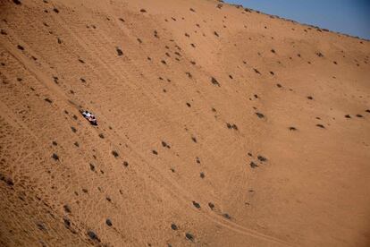 El equipo Toyota Gazzo, con Nasser al-Attiyah y Mathieu Baumel, descienden por una de las laderas en la quinta etapa del Dakar, el 9 de enero.