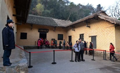 Una polic&iacute;a vigila la casa natal de Mao en Shaoshan.