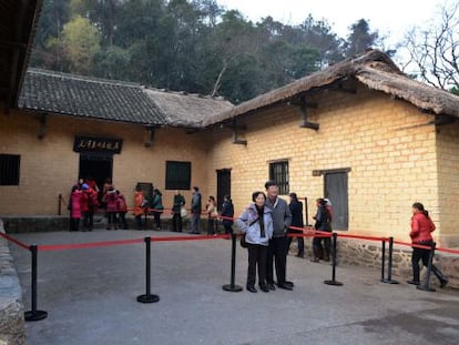 Una polic&iacute;a vigila la casa natal de Mao en Shaoshan.