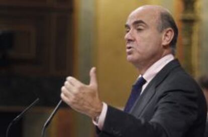 El ministro de Economía, Luis de Guindos, durante su intervención hoy en la sesión de control al Gobierno en el Congreso de los Diputados.