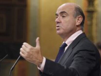 El ministro de Econom&iacute;a, Luis de Guindos, durante su intervenci&oacute;n hoy en la sesi&oacute;n de control al Gobierno en el Congreso de los Diputados.