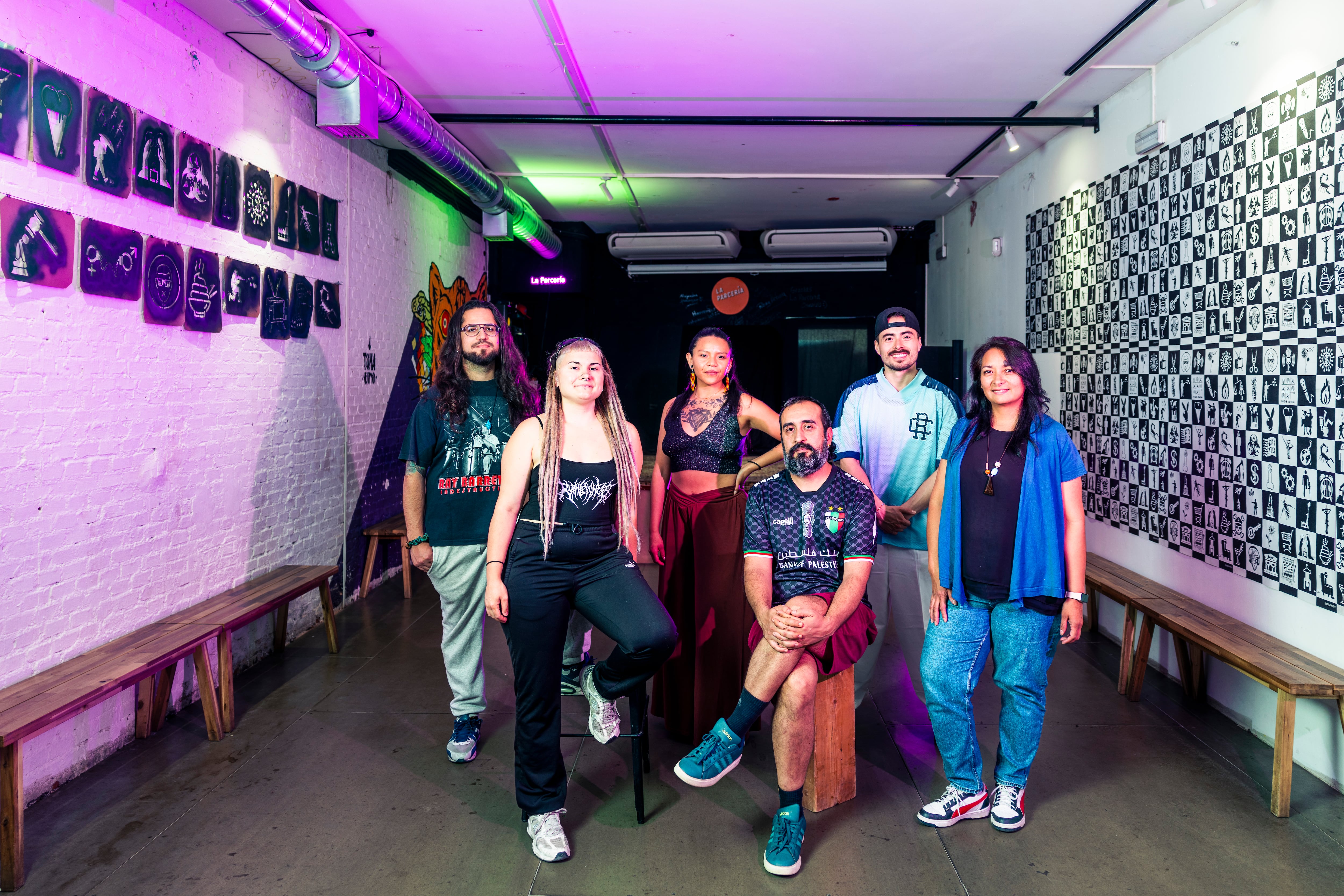 De izquierda a derecha, Óscar Munar, Marine Osiceanu, Jadira Aluisa, Johan Posada, Cristian Gutiérrez y Olivia Yanes. Parte del equipo de La Parcería, en su local en Embajadores.