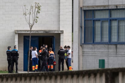 Efectivos de la Policía Local, Policía Nacional y de los servicios de emergencias en el instituto Julio Prieto Nespereira, este miércoles en Ourense.