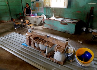 Para Carlos Carrera, representante de Unicef en Guatemala, “volver a la escuela es imprescindible”: “En estas escuelas están los niños más vulnerables y que más sufrieron el año pasado por no tener electricidad ni internet”. Por ello, el organismo ha priorizado la entrega de sanitarios a varios centros educativos como este para que el agua no sea un impedimento. A veces, el problema no acaba ahí. “El alcalde dice que deberíamos saber poner ellos solos los inodoros, que donar los sanitarios no es suficiente y que ellos no se encargan”, cuenta la profesora. Hace semanas que llegaron los váteres y aún nadie que los instale.