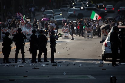Oficiales disparan balas de goma y gases lacrimógenos en Los Ángeles, el 8 de junio.