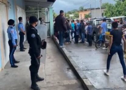 Cuerpos policiales afuera de la iglesia de la Divina Misericordia en Sébaco (Nicaragua), la tarde del lunes.