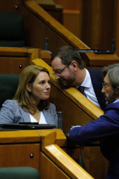 Arantza Quiroga conversa con I&ntilde;aki Oyarzabal (derecha), en una sesi&oacute;n del Parlamento vasco.