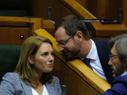 Arantza Quiroga conversa con I&ntilde;aki Oyarzabal (derecha), en una sesi&oacute;n del Parlamento vasco.