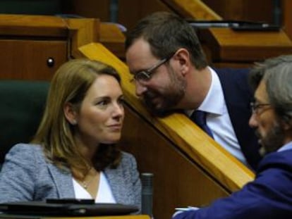 Arantza Quiroga conversa con I&ntilde;aki Oyarzabal (derecha), en una sesi&oacute;n del Parlamento vasco.