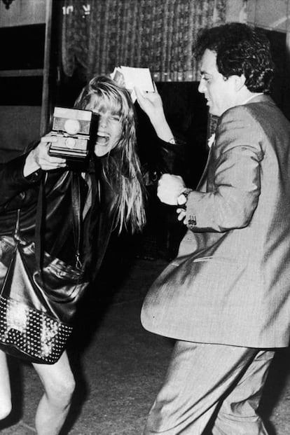 En 1983 la Polaroid no eran una modo retro, era la cámara con la que muchos famosos jugaban a autoretratarse. Aquí podemos ver a la modelo Christie Brinkley con Billy Joel.