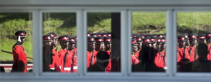 Un guardia de honor militar de Kenia mira a través de una ventana, en el aeropuerto de Nairobi, momentos antes de que el Papa prosiga su viaje por África.