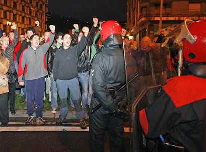 Agentes de la Ertzaintza vigilan a los concentrados frente al Velódromo de Anoeta