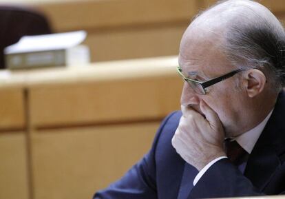 El ministro de Hacienda, Crist&oacute;bal Montoro, durante la sesi&oacute;n de control al Gobierno de este martes en el Senado.