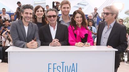 Desde la izquierda, Leonardo Sbaraglia, María Marull, Óscar Martínez, el director Damián Szifrón, Erica Rivas y Ricardo Darín, en la presentación de 'Relatos salvajes'.