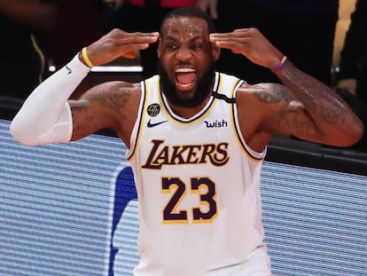 LeBron James, durante el partido en el que los Lakers se proclamaron campeones de la NBA, frente a los Miami Heat. 