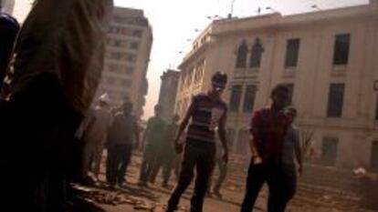Simpatizantes de los Hermanos Musulmanes y del depuesto presidente egipcio Mohamed Mursi se cubren con máscaras de gas durante los choques con la policía en El Cairo (Egipto).