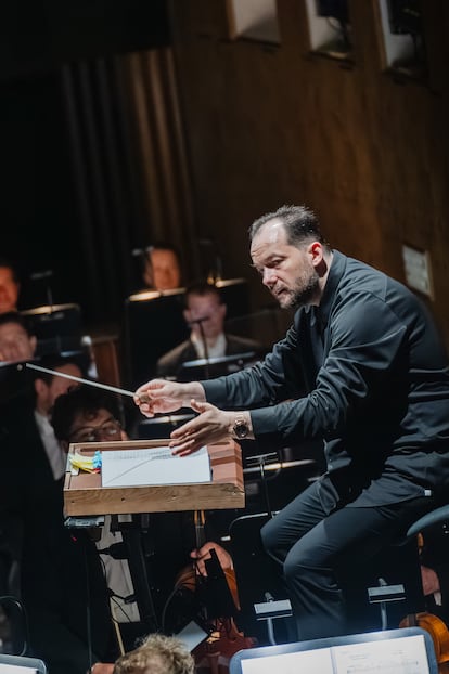 Andris Nelsons, en el foso de la Ópera de Leipzig el pasado domingo, dirigiendo ‘Lady Macbeth del distrito de Mtsensk’.