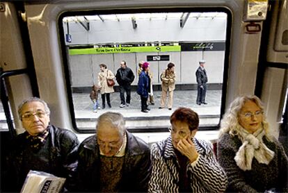 Vecinos de Nou Barris, ayer, durante la jornada inaugural de la línea 11 del metro.