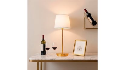 Lámpara inalámbrica para mesita de noche sobre fondo blanco.