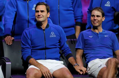 Los tenistas Roger Federer y Rafael Nadal (derecha) en su partido de dobles de la Copa Laver de 2022.