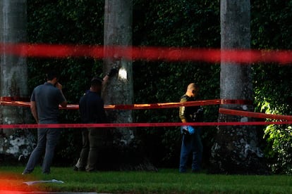 Policías recaban evidenca alrededor del Club de Golf Trump Internacional.