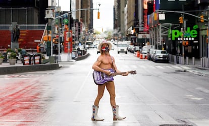 Es uno de los personajes habituales de uno de los lugares más visitados de Manhattan. El músico callejero llamado Robert Burck y conocido como el Vaquero Desnudo ha vuelto con su guitarra y su indumentaria a tocar en Times Square.
