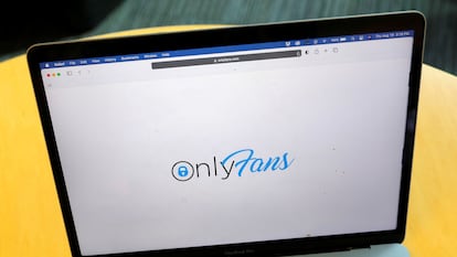 A logo do OnlyFans, em um laptop.