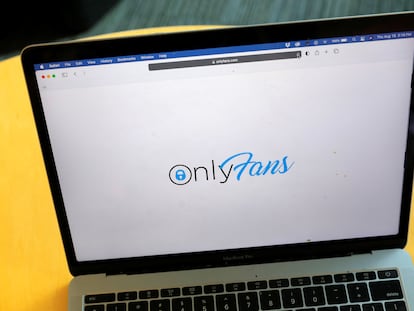 A logo do OnlyFans, em um laptop.