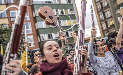 Jóvenes músicos durante el Cacerolazo Sinfónico en apoyo al paro nacional de 2019.