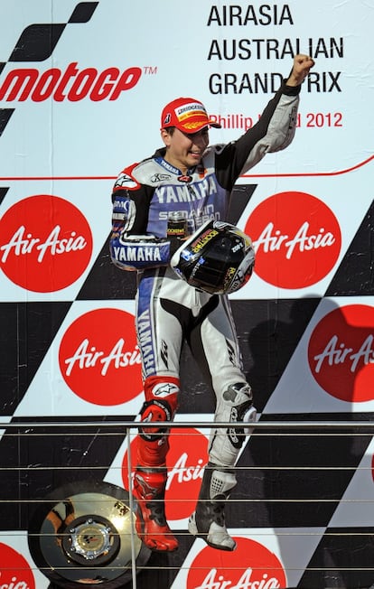 Jorge Lorenzo, eufórico, celebra su segundo título de MotoGP.