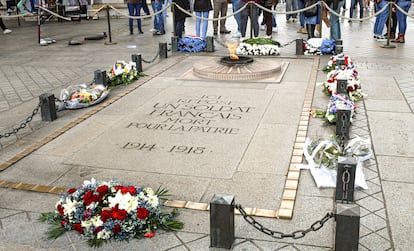 Monumento en homenaje de los soldados caídos en la Primera Guerra Mundial bajo el Arco del Triunfo en París (Francia) en una imagen de archivo de 2024.