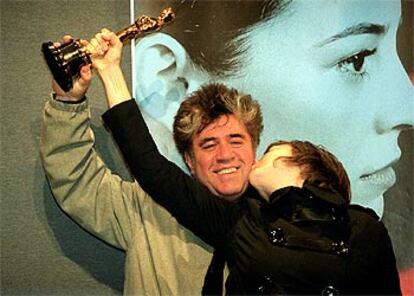Leonor Watling besa a Pedro Almodóvar mientras ambos muestran el Oscar ganado por <i>Habla con ella.</i>