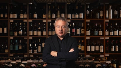 Vila, rodeado de cientos de botellas en su tienda Vila Viniteca, en el barrio del Born de Barcelona.