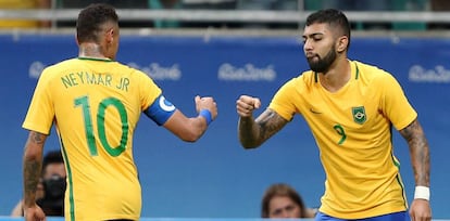 Neymar e Gabigol comemoram.