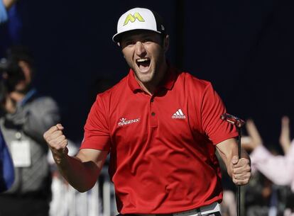 Jon Rahm celebra su eagle en el 18.