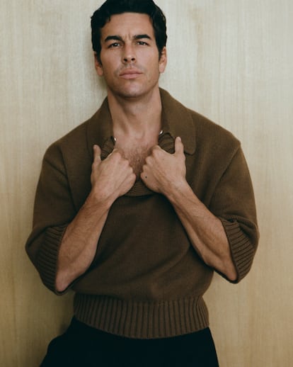 Mario Casas ganó en 2021 un Goya por su papel protagonista en 'No matarás', de David Victori. En esta imagen, viste jersey y pantalón de Hermès.