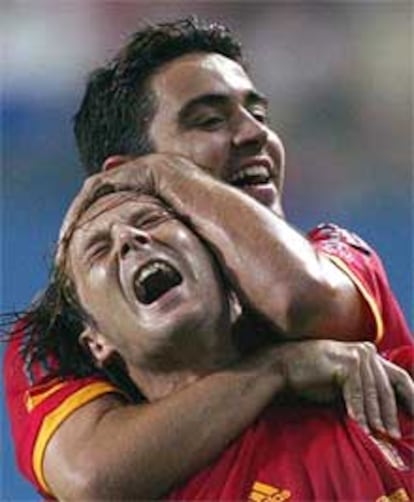 Mendieta canta su gol mientras Romero se cuelga de él.