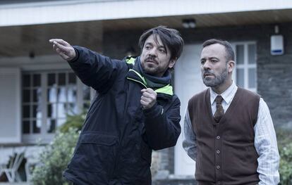 Oriol Paulo dirige a Javier Gutiérrez en 'Durante la tormenta'.