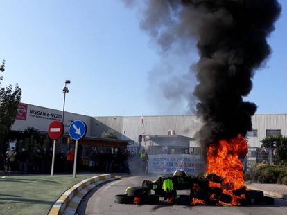 Protesta de los trabajadores de Acciona ante la planta de Nissan en la Zona Franca de Barcelona, este jueves.