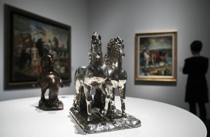 Los caballos son otras de las representaciones recurrentes de De Chirico, especialmente en las obras donde aparecen gladiadores y alusiones a la mitología clásica. En la imágen, una de las pocas esculturas que realizó el artista, 'Caballos antiguos' (1969).