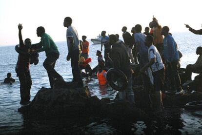 Inmigrantes subsaharianos que lograron alcanzar a nado la costa ceutí ayer por la mañana.