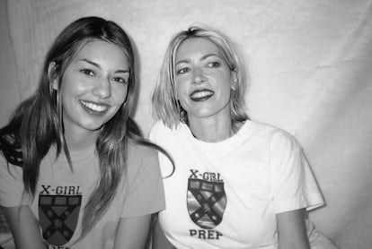 Con Sofia Coppola, que interpretó a Joan Crawford en un clip de Sonic Youth. Ambas llevan camisetas de X-Girl, la marca creada por Gordon.