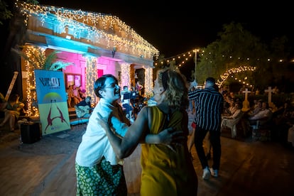 Unas amigas bailan en el recinto.