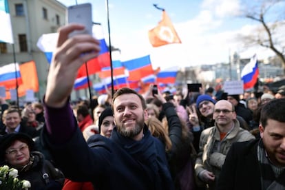 El líder opositor ruso Alexei Navalny se toma un selfie durante una manifestación el pasado mes de febrero.