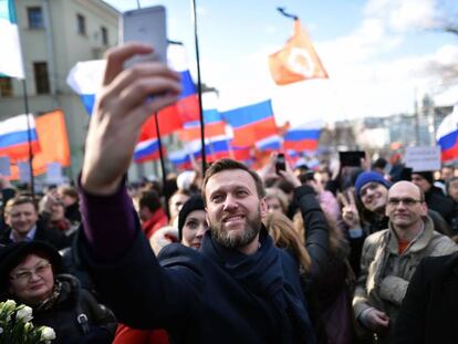 O líder opositor russo Alexei Navalny faz selfie durante protesto em fevereiro passado.