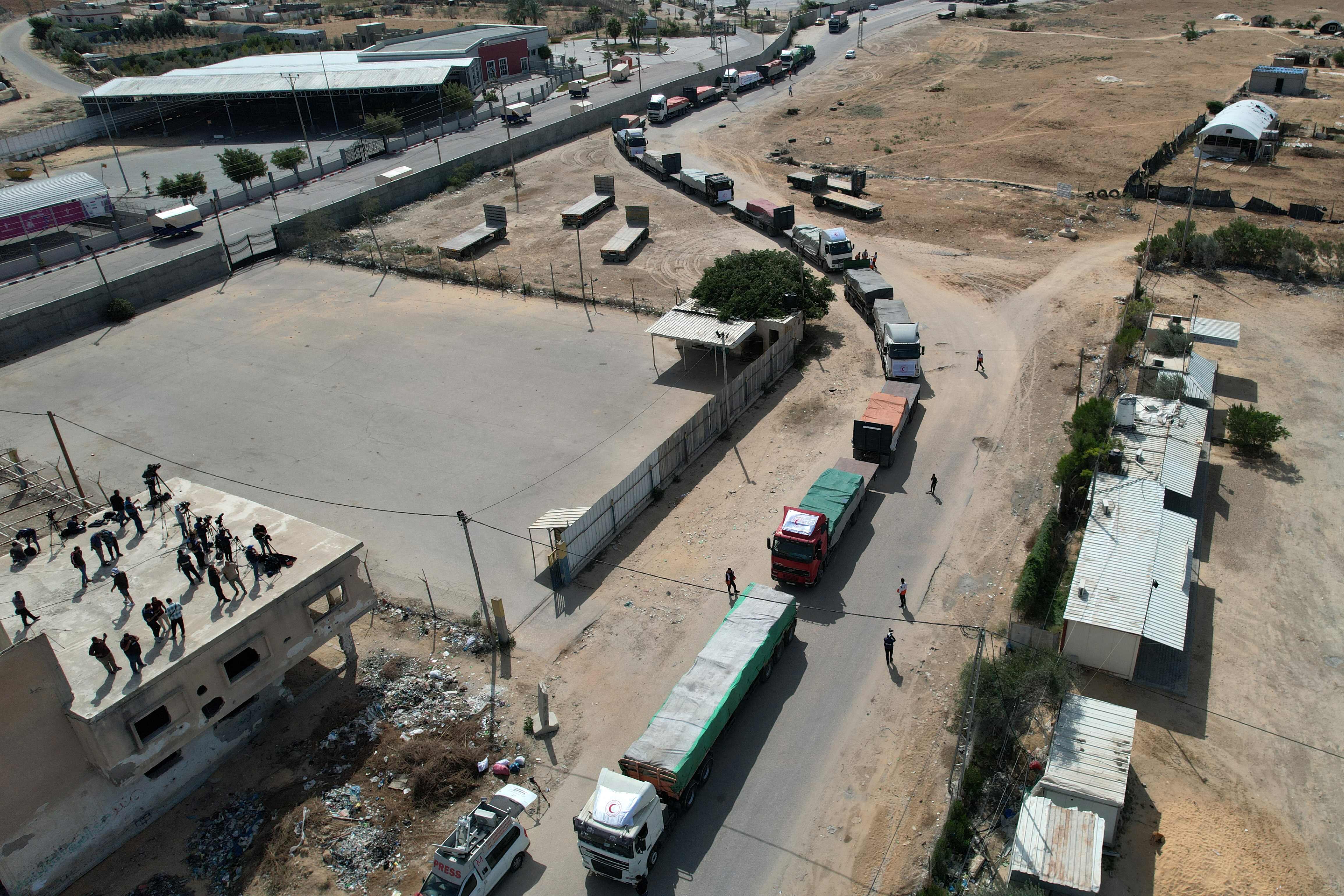 Imagen aérea del convoy de camiones que ha entrado este sábado en Gaza por el paso de Rafah, en la frontera con Egipto. 