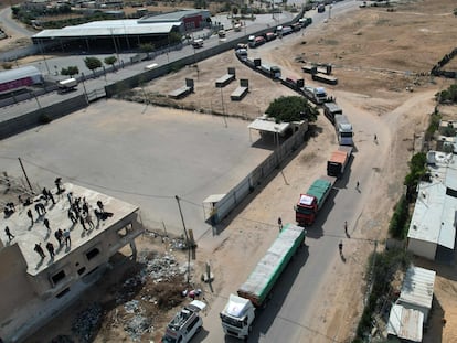 Vista aérea del convoy de camiones que transportan ayuda humanitaria tras entrar en la Franja de Gaza desde Egipto.